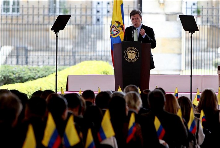 El presidente de Colombia, Juan Manuel Santos, habla luego de recibir el informe "¡Basta ya! Colombia: memorias de guerra y dignidad", el 24 de julio de 2013, en el Palacio de Nariño de Bogotá (Colombia). EFE