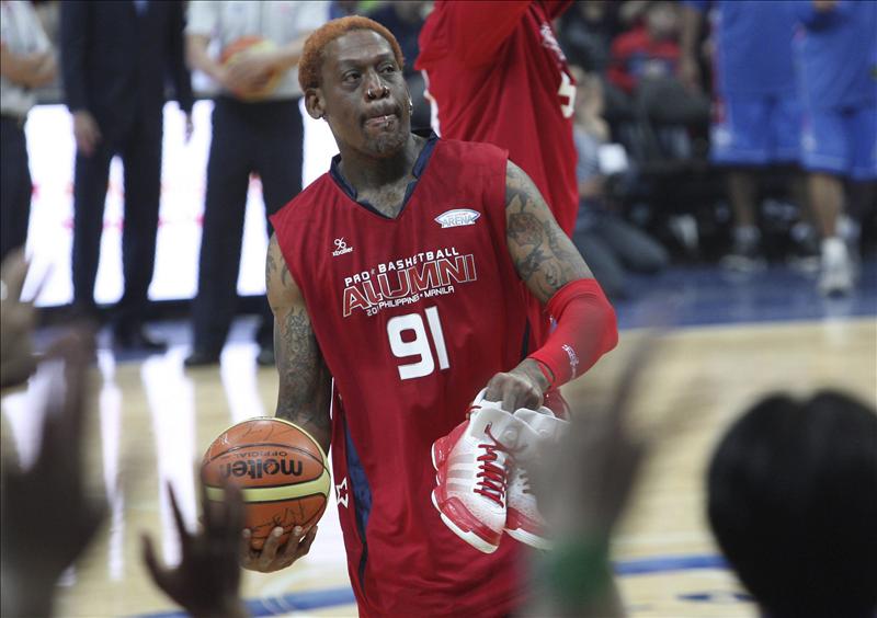 El exbasquetbolista Dennis Rodman jugará partido de exhibición en Bogotá 2 En la imagen, el exjugador de la NBA Scottie Pippen Dennis Rodman lanza un balón autografiado al público durante un partido de exhibición