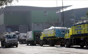 Chile: Recolectores de basura alcanzan acuerdo y anuncian fin de huelga 2 Una hilera de camiones de basura espera para descargar a la entrada al vertedero municipal en la comuna de Quilicura en Santiago de Chile (Chile). EFE/Archivo
