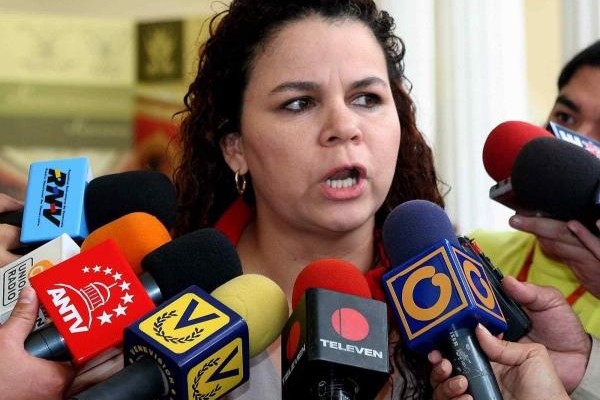 Ministra venezolana pide cerrar cuentas Facebook, para evitar ser informantes de la CIA 4 a2-dln56685