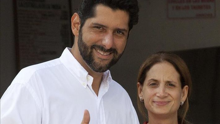 El empresario Dionisio Vélez (i), de una coalición formada por el Partido Liberal y el Partido Verde, acompañado de su esposa María Victoria Donado (d), vota, durante la jornada electoral para elegir a la primera autoridad de Cartagena (Colombia). EFE