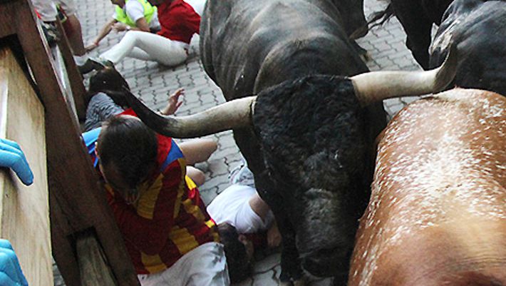 Ultimo encierro de San Fermín 2013: Una mujer herida por asta de toro. Video 1 ultima de san fermin 2