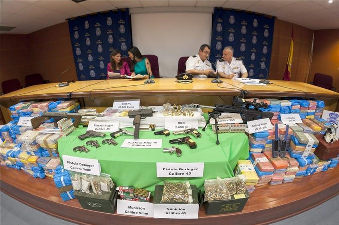 Policía española se incautó en alta mar de 500 kilos de cocaína de Colombia 4 (De izq. a dcha.) La delegada especial de la Agencia Tributaria en Canarias, Carmen Guillén; la Delegada del Gobierno en Canarias, María del Carmen Hernández Bento; el jefe superior de Policía de Canarias, Valentín Solano; y el inspector jefe de la Udyco en Las Palmas, Manuel Curbelo, junto al material incautado en la operación "Lagaren", durante la rueda de prensa que han ofrecido esta mañana. EFE