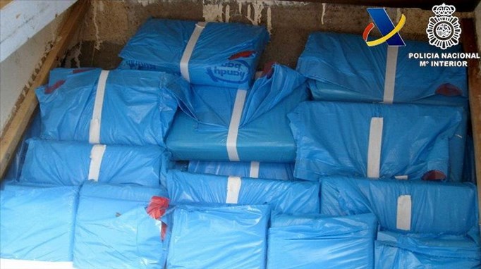 Policía española se incautó en alta mar de 500 kilos de cocaína de Colombia 3 Fotografía facilitada por la Policía Nacional del parte de los 500 kilos de cocaína que han sido incautados en un velero, procedente de Sudamérica, para ser distribuida en las Islas Canarias, en una operación conjunta entre los agentes y la Agencia Tributaria, en la que han sido intervenidas, además, numerosas armas y joyas. EFE