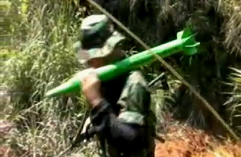 Antioquia tiene más de 450 mil víctimas por el conflicto armado 1 Un guerrillero mientras carga un misil tierra-aire de fabricación artesanal que llamaron "Marquetalia 64", en referencia al lugar y año en el que nació esta guerrilla.