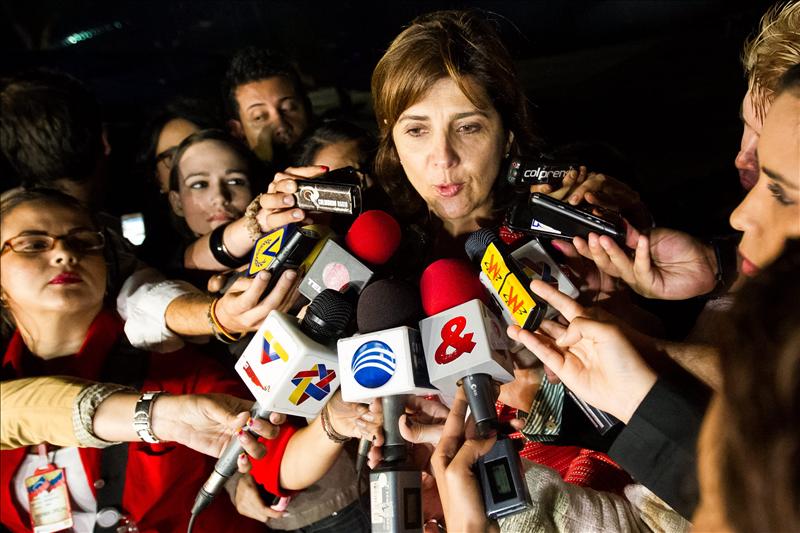 La canciller de Colombia, María Ángela Holguín (c), habla a la prensa tras su llegada al aeropuerto de Maiquetía. La canciller declaro que el objetivo de la visita de la delegación gubernamental al país vecino es "reactivar" el trabajo conjunto en comisiones y por lo tanto, las relaciones.