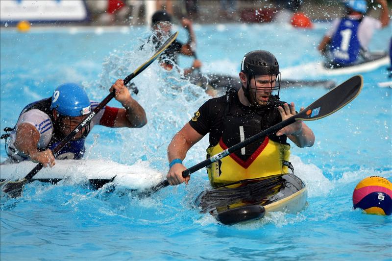 Rusia escala al primer lugar del medallero en Juegos Mundiales de Cali 3 Johan Driessen de Alemania (d) lucha un balón con Maxime Gohier de Francia (i) el 2 de agosto de 2013, durante la competencia masculina de polo en kayak durante la novena versión de los Juegos Mundiales en la ciudad de Cali (Colombia). EFE