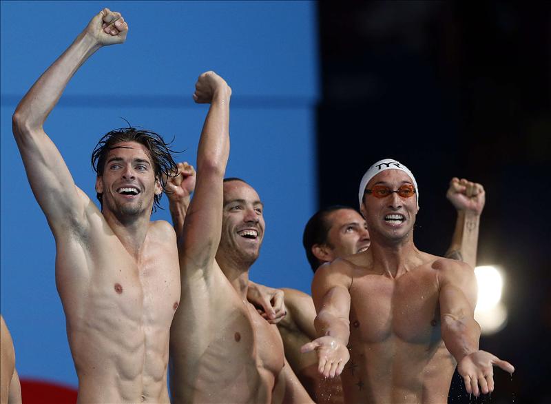 EEUU descalificado en relevo masculino 4x100 estilos. Francia ganó el oro 2 (Izq. a drch.) Los franceses Camille Lacourt, Jeremy Stravius, Fabien Gilot, Giacomo Perez-Dortoña celebran su victoria en la final de los 4x100m estilos masculinos de los Campeonatos del Mundo de Natación, hoy en la piscina del Palau Sant Jordi de Barcelona. EFE