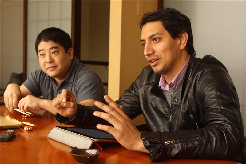 El coordinador del Encuentro Gastronómico Internacional Mistura, en el marco de la feria gastronómica Mistura, Diego Salazar (d), y el chef Mitsuharu Tsumura (i), presidente del Comité de Gestión de Mistura. EFE