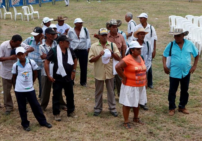 Un grupo de personas asiste a un evento de restitución de tierras en la Vereda Leticia, de Montería (Colombia). EFE/Archivo