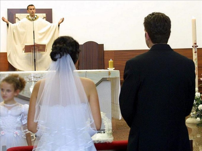 La Fiscalía investiga la situación de estas personas, que aseguran nunca haber firmado un acta de matrimonio pero aun así aparecen casadas con extranjeros. EFE/Archivo