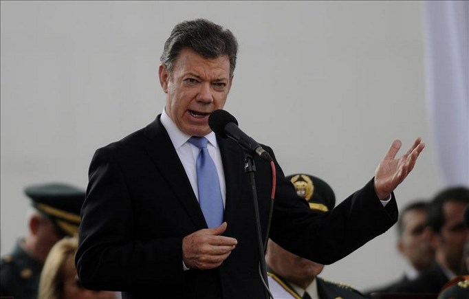 El presidente de Colombia, Juan Manuel Santos, habla el 7 de agosto de 2013, durante la celebración de los 194 años de la Batalla de Boyacá y el día del Ejército de Colombia en Medellín (Colombia). EFE/Archivo