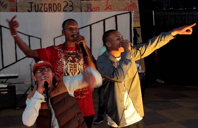 El grupo musical "Los Reincidentes" fue registrado este viernes, durante una presentación, en la cárcel La Modelo, en Bogotá (Colombia). EFE