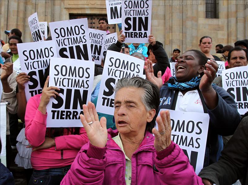 El Gobierno colombiano tendrá estadísticas sobre las necesidades de los desplazados Imagen de archivo de una protesta de campesinos desplazados de la Hacienda Las Pavas, ubicada en el norteño departamento de Bolívar, en Bogotá, Colombia.