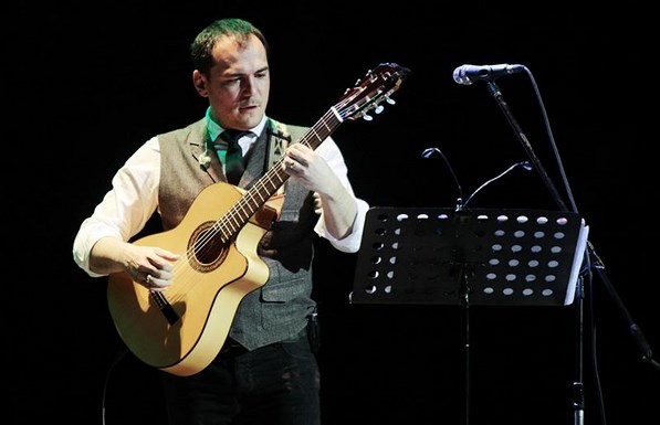 Fotografía tomada en octubre de 2011 en la que se registró al cantante y compositor español Ismael Serrano, quien comenzará este miércoles una gira de 26 conciertos en Argentina. EFE/Archivo