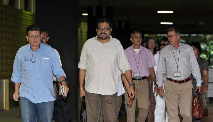 Las FARC proponen fondo y garantías para participación política en Colombia 2 Los miembros de la delegación de las Fuerzas Armadas Revolucionarias de Colombia (FARC) en los diálogos de paz con el Gobierno colombiano Jorge Torres Victoria, alias "Pablo Catatumbo" (i), y Luciano Marín Arango, alias "Iván Márquez" (c), a su llegada al Palacio de Convenciones de La Habana (Cuba). EFE
