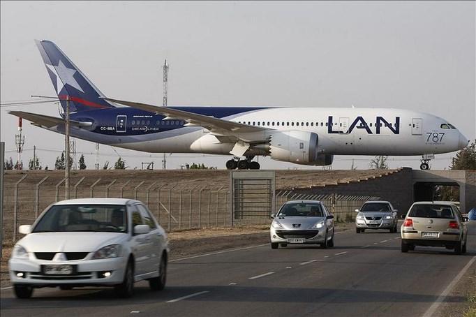 El viaje lo hizo un Airbus A320 entre los aeropuertos de Bogotá y Cali con 174 pasajeros a bordo como invitados, informó la compañía aérea en un comunicado. EFE/Archivo