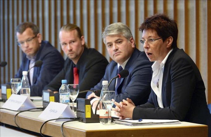 (De izq a der) Abogados de los demandantes en el juicio que se sigue contra el grupo neonazi Clandestinidad Nacionalsocialista (NSU) en Múnich Angelika Lex, Mehmet Daimaguler, Sebastian Scharmer y Carsten Ilius dan una rueda de prensa conjunta en la Casa de las Culturas del Mundo en Berlín (Alemania) hoy, jueves 22 de agosto de 2013. EFE