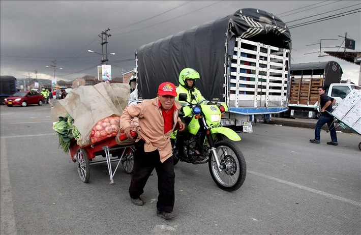 Un hombre carga alimentos en una carreta hoy, sábado 24 de agosto de 2013, en la Central de Abastos en Bogotá (Colombia). EFE