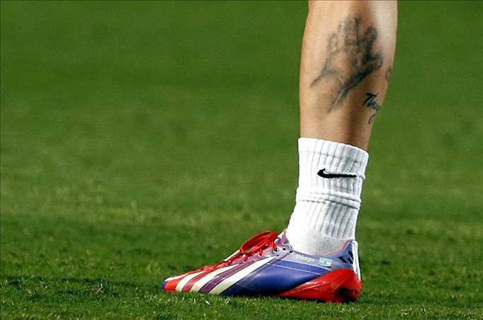 Messi estará en condiciones de disputar la vuelta de la Supercopa 2 Vista del tatuaje que luce el delantero argentino del Barcelona Lionel Messi en su pierna izquierda. EFE/Archivo