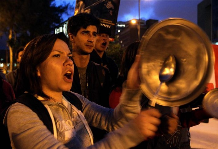 Manifestantes realizan un cacerolazo hoy, lunes 26 de agosto de 2013, en Bogotá (Colombia) en favor del paro nacional campesino que se realiza en Colombia. EFE