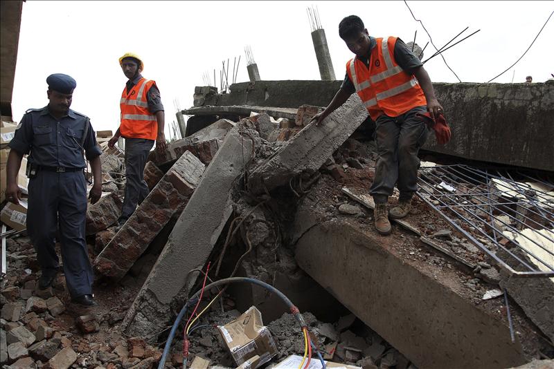 Miembros de la Fuerza de Respuesta de Desastres Nacionales (NDRF), buscan supervivientes tras el derrumbe de un edificio en la India. EFE/Archivo