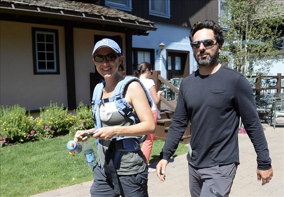 Fotografía tomada en julio de 2012 en la que se registró a Sergey Brin, co-fundador de Google, y a su esposa, Anne Wojcicki, quienes viven separados desde hace meses, según el portal de internet All Things D. EFE