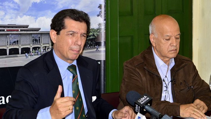 José Félix Lafourie, presidente ejecutivo de la Federación Colombiana de Ganaderos —Fedegán—, y Absalón Machado Cartagena, economista de la Alma Máter. Foto UdeA