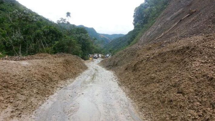 Paso restringido a un carril autopista Medellín-Bogotá 1 autopista med bog