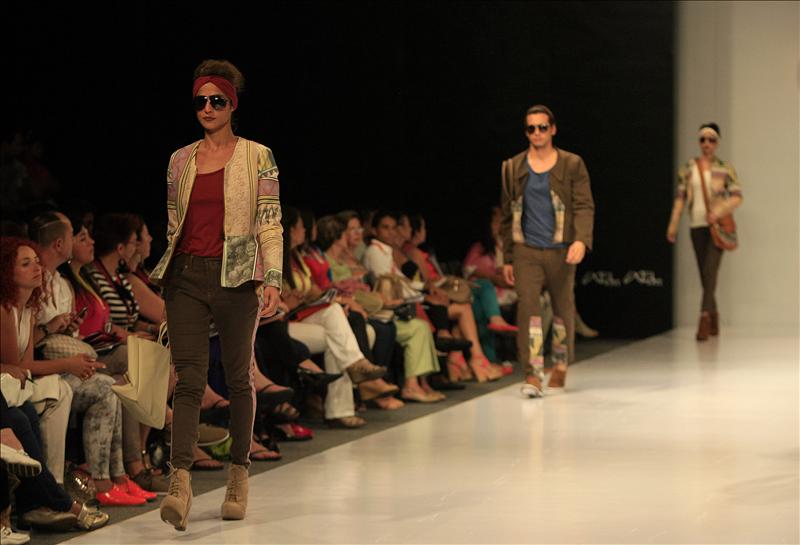 Una modelo luce un traje diseñado por estudiantes de la escuela Arturo Tejada el 21 de agosto de 2013, durante una pasarela del VI Congreso Latinoamericano de Moda Cartagena Colombia, Ixel Moda