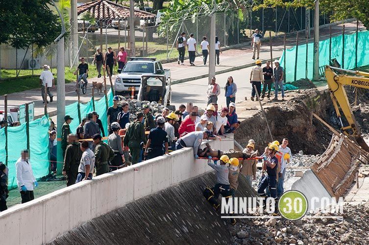 Mujer semidesnuda baila en levantamiento de cadáver. Fotos 9 Foto: Minuto30.com