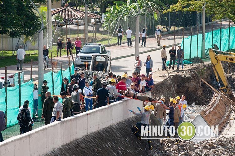 Mujer semidesnuda baila en levantamiento de cadáver. Fotos 10 Foto: Minuto30.com