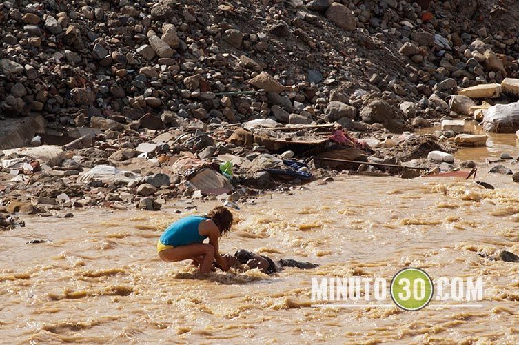 Mujer semidesnuda baila en levantamiento de cadáver. Fotos 1 El extraño baile de una mujer frente al cuerpo sin vida de un hombre que flotaba dentro de la quebrada la García. Foto: Minuto30.com