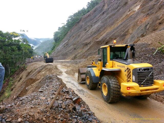 Incomunicada Autopista Medellín-Bogotá por derrumbe en San Luis 2 Trabajando para habilitar via en el K73+500 La leticia tramo El Santuario-Caño Alegre @devimed