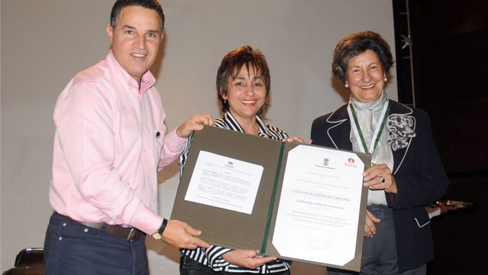 Lucía de la Cuesta Londoño – Categoría Plata, modalidad Mujer reconocida por su aporte científico, cultural, educativo, económico, social o ambiental. Marzo 8 de 2012