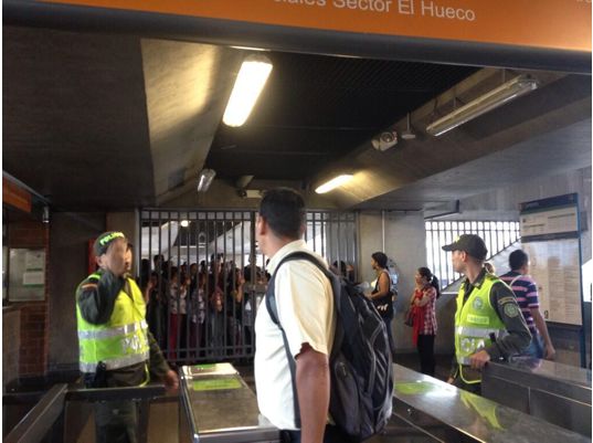 Metro de Medellín hace cierres controlados en las estaciones Cisneros, San Antonio, Parque de Berrío y Prado. Andrés Felipe @PipeDatos