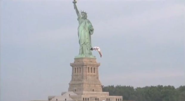 Orlando Duque saltó al vacío desde un helicóptero, frente a la Estatua de la Libertad. Video 3 Orlando Duque salta desde un helicóptero a 23 mts de alto, frente a la Estatua de la Libertad