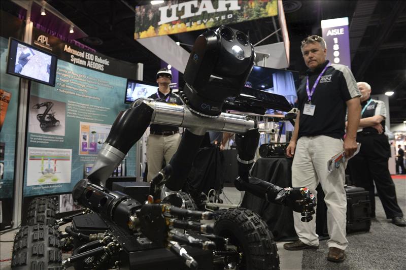 ATLAS, el futuro "bombero de hierro" del Pentágono "Robo Sally" (c), un robot desarrollado por el Laboratorio de Física Aplicada de la Universidad Johns Hopkins, creado con fondos del Departamento de Defensa de EE.UU., es controlado por el ingeniero de robótica, Mike Kutzer (detrás, i), durante la feria de la Asociación Internacional para Sistemas de Vehículos No Tripulados el pasado 14 de agosto de 2013