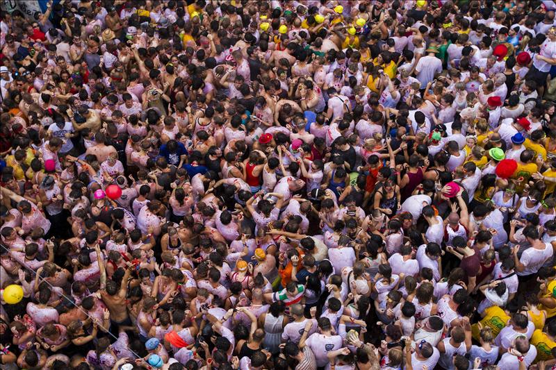 Veinte mil personas han participado en la fiesta de la Tomatina, una guerra a tomatazos en la que se lanzan durante una hora 130.000 kilos de tomate por las calles de la pequeña localidad valenciana de Buño