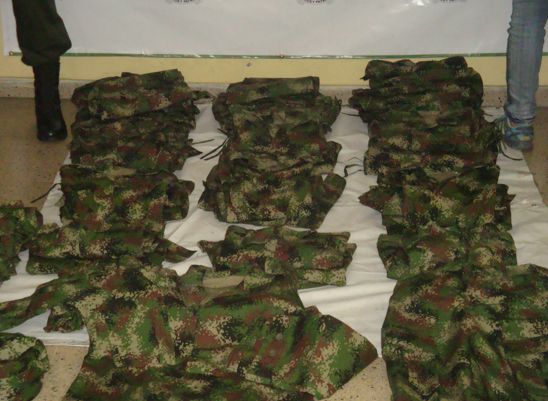 Uniformes del Ejército Nacional decomisadas a joven de 23 años en Antioquia.