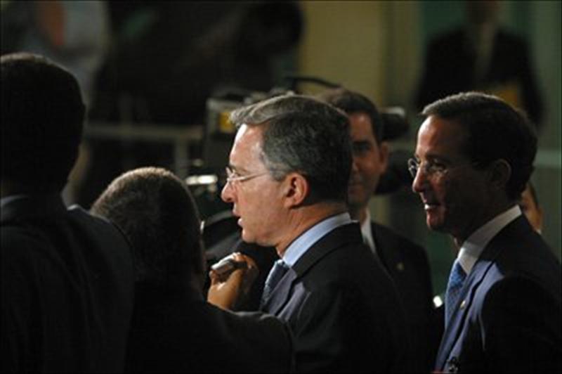 En la imagen un registro del expresidente colombiano Álvaro Uribe Vélez (2002-2010), quien encabezaría una lista del movimiento Centro Democrático en las elecciones al senado en marzo próxim