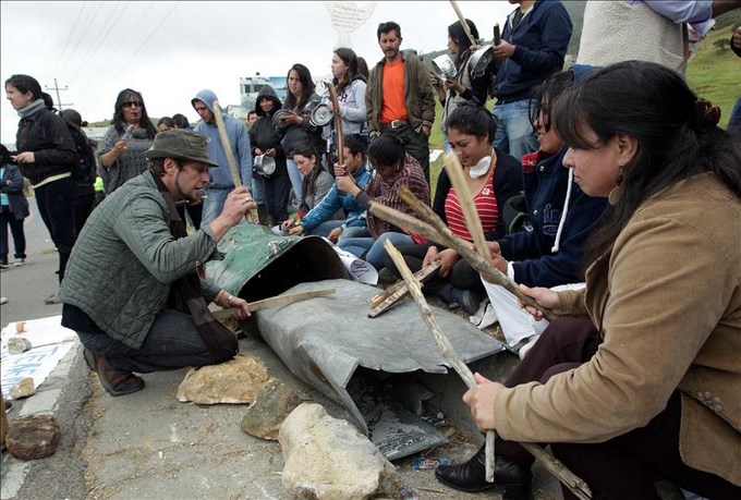 manifestantes bloquean una vía en apoyo al Paro Agrario en el acceso a la población de La Calera, en el departamento de Cundinamarca (Colombia). EFE/Archivo