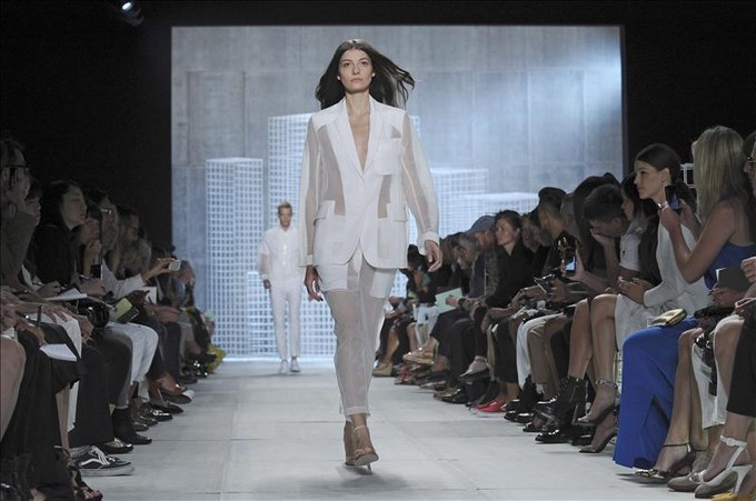 Una modelo luce una creación de Lacoste, durante un desfile de la Semana de la Moda de Nueva York, realizado este 7 de septiembre de 2013. EFE