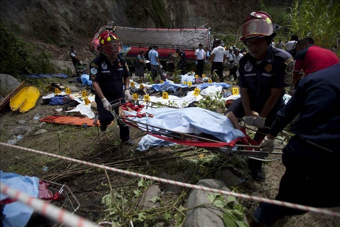 Bomberos y socorristas fueron registrados durante las labores de rescate en la zona donde un bus se accidentó y causó la muerte de al menos 43 personas y heridas a 40 más, en el occidente de Guatemala. EFE/Saúl Martínez
