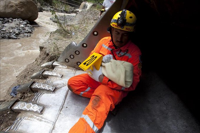 Un bombero fue registrado al ser levantado por una pala mecánica después de rescatar el cuerpo de un bebé fallecido en un accidente de autobús, donde al menos otras 42 personas murieron y 40 más resultaron heridas, en una carretera del oeste de Guatemala. EFE