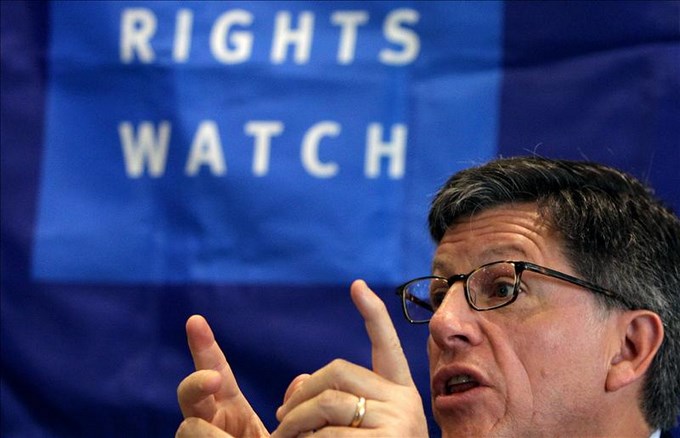 El director de Human Rights Watch (HRW) para América Latina, Jose Miguel Vivanco, habla durante una rueda de prensa el 17 de septiembre de 2013, en Bogotá (Colombia), donde presentó el informe llamado "El riesgo de volver a casa. EFE