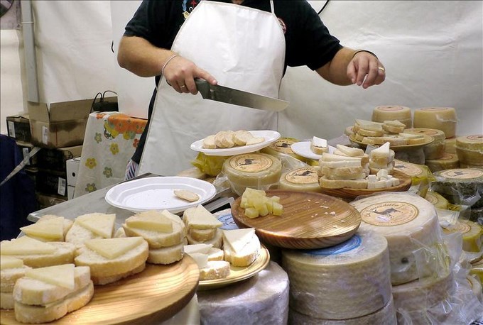 Los visitantes podrán probar también pastas, patés, jamones, chorizos y frutos secos, así como otros acompañantes tradicionales del queso como el pan y el vino. EFE/Archivo
