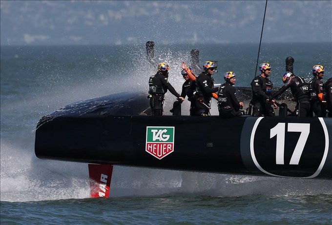 Carreras de Catamarán : El Oracle gana y evita el golpe final 2 El Oracle gana y evita el golpe final y la segunda manga del día se aplaza. EFE.