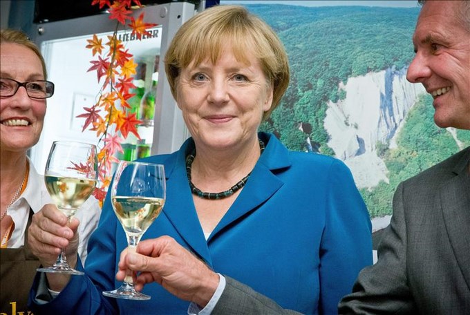 La canciller Alemana, Angela Merkel, brinda con una copa de vino tras ganar su partido de la Union Cristianodemocráta las elecciones generales en Berlín, Alemania, hoy 22 de septiembre de 2013. EFE