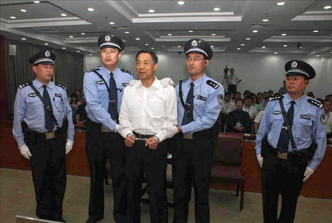 Imagen cedida por el Tribunal Popular Intermedio de Jinan a través de weibo.com/jinanzhongyuan, que muestra al depuesto líder regional chino Bo Xilai (c), a su llegada al Tribunal Intermedio de Jinan. EF